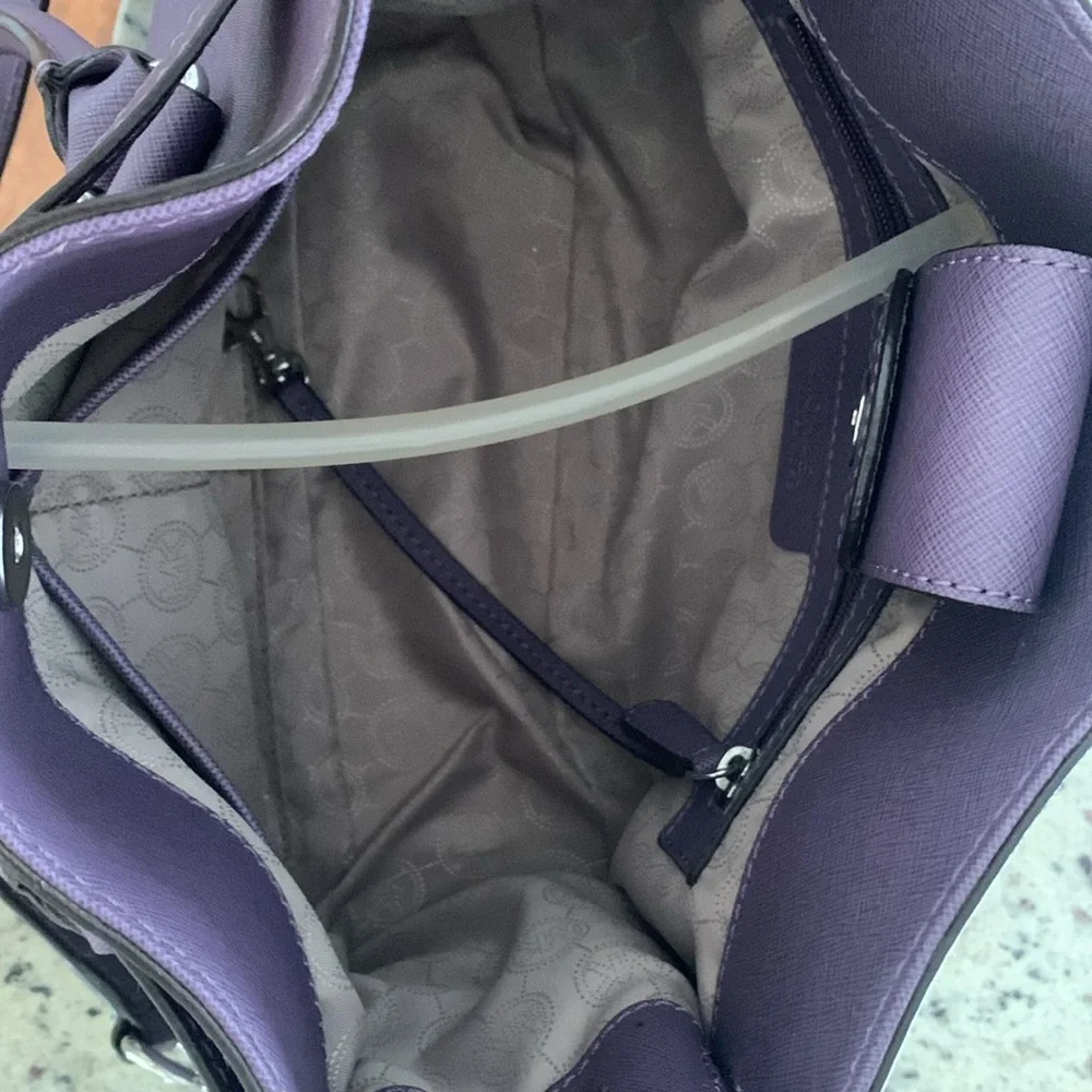 Michael Kors handbag- Excellent condition and rare color! - Picture 4 of 4